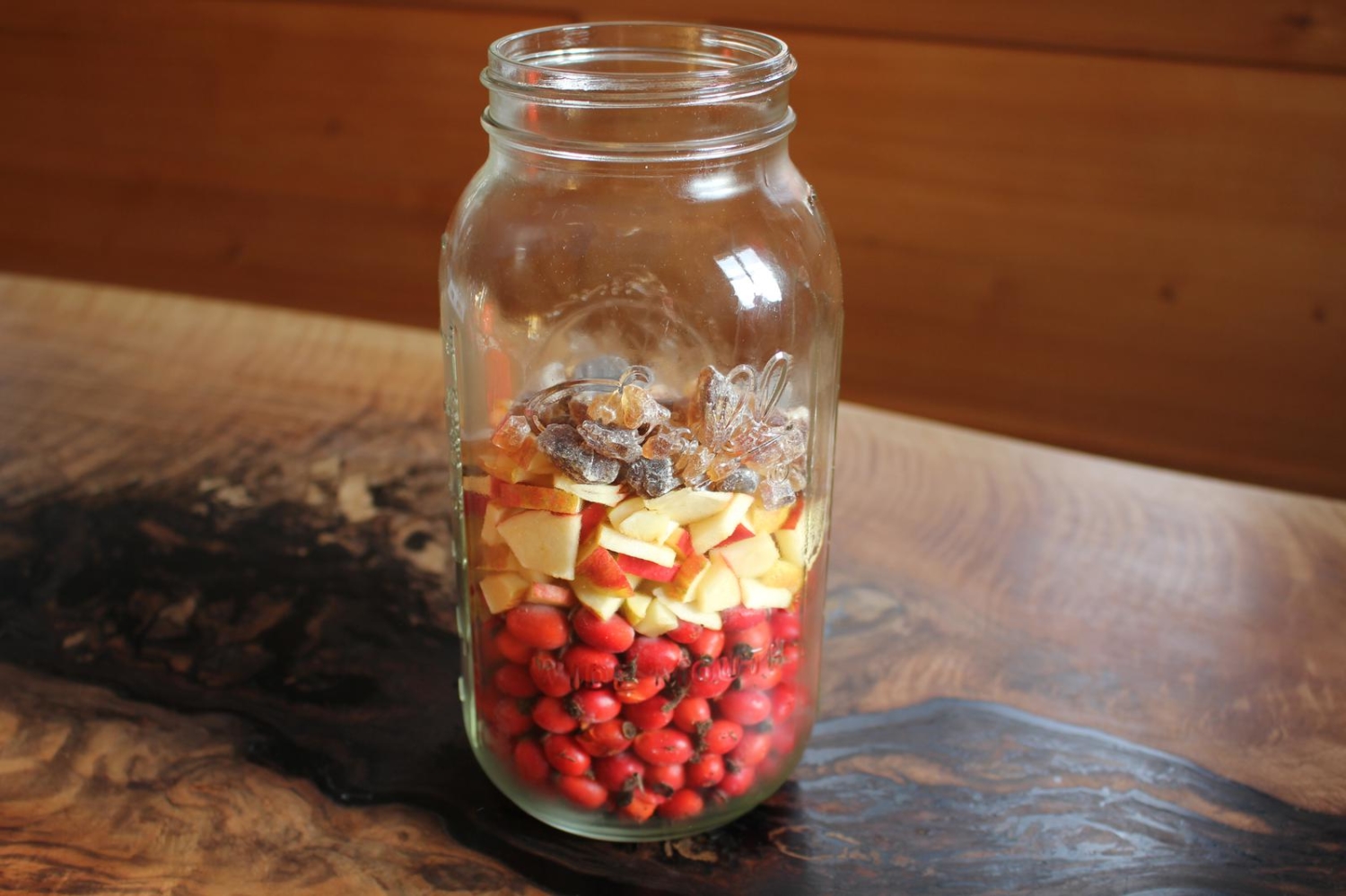 Hagebuttenlikör – Utas Glück Hagebuttenlikör – Utas Glück