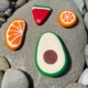 Steine bemalen im Urlaub|Steine bemalen|Urlaubsprojekt|Urlaubsbeschäftigung|was machen wir im Urlaub?|wie beschäftigen wir Kinder im Urlaub?|steine|Flußkiesel|Flusskiesel|Steine in Obst verwandeln|Steine in gemüse verwandeln|Obst|Sommerobst|Gemüse|Kreativzeit|im Urlaub kreativ werden|Acrylmarker|Acrylstifte|Bine Brändle|Posca|einfach|leicht|schnell|unkompliziert|Urlaubs-DIY|DIY|Deko-Steine|Briefbeschwerer|Sommerdeko|sommerliche Gartendeko|sommerliche Deko