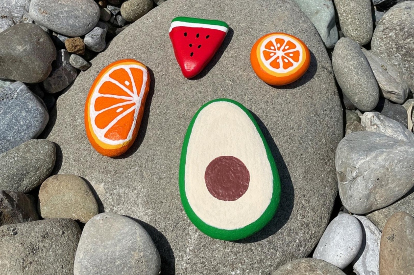 Steine bemalen im Urlaub|Steine bemalen|Urlaubsprojekt|Urlaubsbeschäftigung|was machen wir im Urlaub?|wie beschäftigen wir Kinder im Urlaub?|steine|Flußkiesel|Flusskiesel|Steine in Obst verwandeln|Steine in gemüse verwandeln|Obst|Sommerobst|Gemüse|Kreativzeit|im Urlaub kreativ werden|Acrylmarker|Acrylstifte|Bine Brändle|Posca|einfach|leicht|schnell|unkompliziert|Urlaubs-DIY|DIY|Deko-Steine|Briefbeschwerer|Sommerdeko|sommerliche Gartendeko|sommerliche Deko