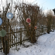 Häkeldeckchen|Eiskunst mit Häkeldeckchen|Anleitung|Basteln im Winter|Basteln mit Kindern|DIY|einfach|Eisbilder|Eisbilderausstellung|Eisgalerie|Eiskunst|Eiskunstausstellung|Eiskunstwerke|Eiszeit|Frost|Gartengalerie|Kinderbeschäftigung|Kindergarten|leicht|Minustemperaturen|Upcycling|Outdoorgalerie|schnell| Schule|Winter|Winterfreuden|Winterglück|utas_glueck