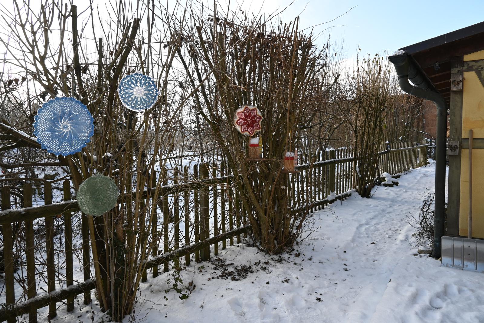 Häkeldeckchen|Eiskunst mit Häkeldeckchen|Anleitung|Basteln im Winter|Basteln mit Kindern|DIY|einfach|Eisbilder|Eisbilderausstellung|Eisgalerie|Eiskunst|Eiskunstausstellung|Eiskunstwerke|Eiszeit|Frost|Gartengalerie|Kinderbeschäftigung|Kindergarten|leicht|Minustemperaturen|Upcycling|Outdoorgalerie|schnell| Schule|Winter|Winterfreuden|Winterglück|utas_glueck