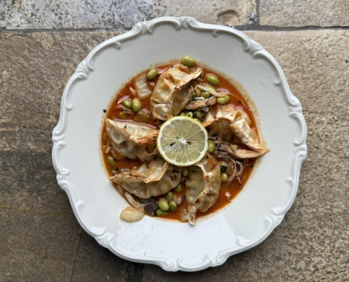 Vegane Ofen-Gyoza|Utas Glücksküche|Glücksküche|vegan|vegane Familienküche|vegane Familienrezepte|Ofen-Gyoza|Gyoza-Auflauf|Gyoza|vegetarisch|vegetarischkochen|Rezept|einfach|Edamame|asiatisch|Anleitung