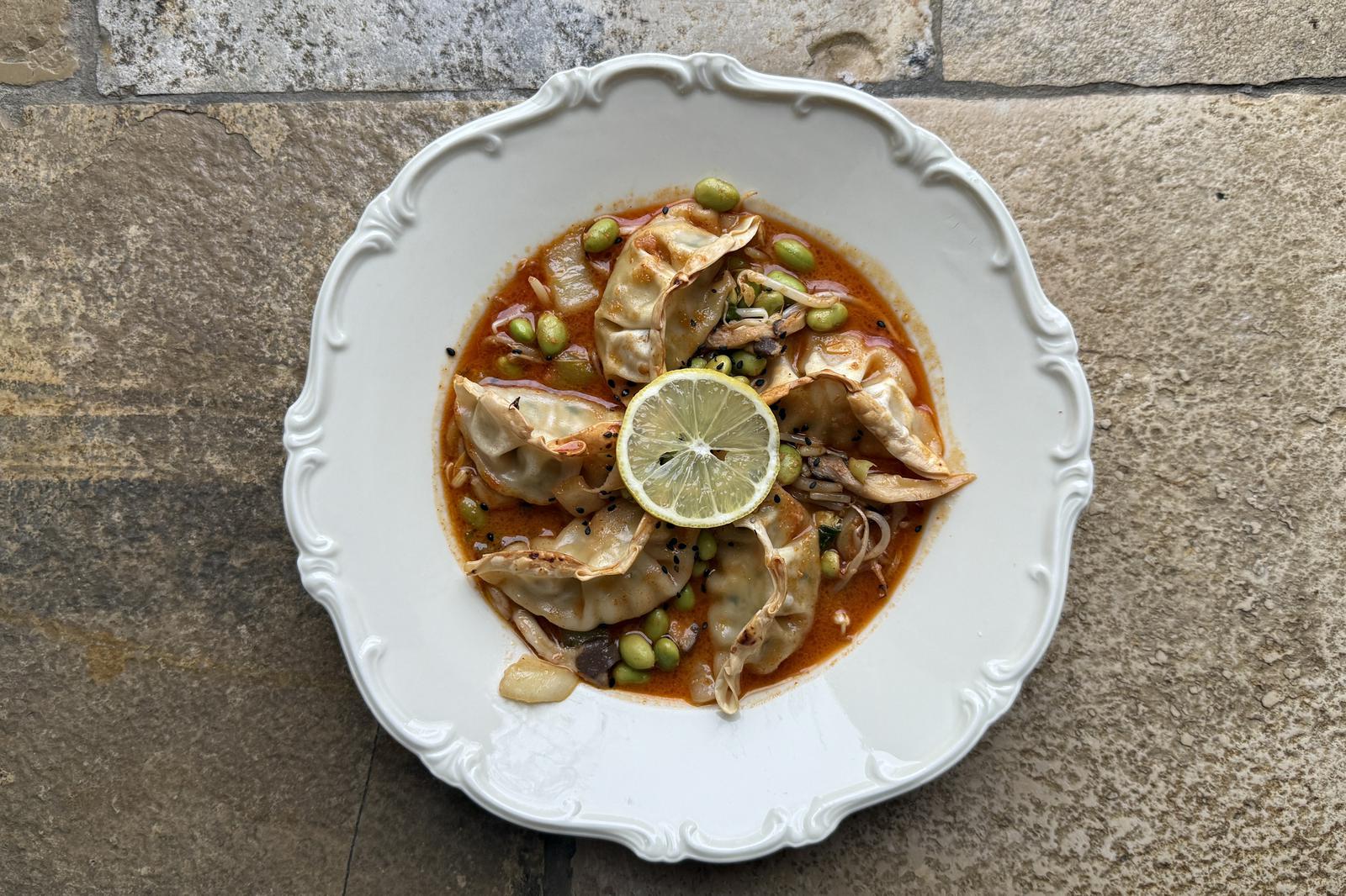 Vegane Ofen-Gyoza|Utas Glücksküche|Glücksküche|vegan|vegane Familienküche|vegane Familienrezepte|Ofen-Gyoza|Gyoza-Auflauf|Gyoza|vegetarisch|vegetarischkochen|Rezept|einfach|Edamame|asiatisch|Anleitung