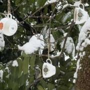 Basteln mit Kindern|Futtertassen|Mit Vogelfutter gefüllte Tassen|Vögel füttern|Vogelfutter|Wildvögel|Winter-DIY|Winterglück|Winterwerkstatt|Glückswerkstatt|Upcycling|Upcycling-Ideen|Upcycling-Vogelfutterstation|Vogelfutterstation|Vogelfuttertassen|Tassen-Upcycling|Retro-Tassen|Vintage-Tassen|Utas Glück|utas_glueck|Vogelfutter-Tassen