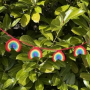 Regenbogengirlande|Girlande|Häkeln|Anleitung|einfach|leicht Regenbogen-Wimpelkette|Regenbogenkette|gehäkelte Regenbögen|Regenbögen häkeln|Regenbogen häkeln|gehäkelte Regenbögen|Wimpelkette|Häkelgirlande