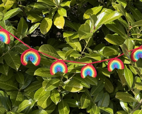 Regenbogengirlande|Girlande|Häkeln|Anleitung|einfach|leicht Regenbogen-Wimpelkette|Regenbogenkette|gehäkelte Regenbögen|Regenbögen häkeln|Regenbogen häkeln|gehäkelte Regenbögen|Wimpelkette|Häkelgirlande