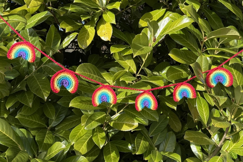 Regenbogengirlande|Girlande|Häkeln|Anleitung|einfach|leicht Regenbogen-Wimpelkette|Regenbogenkette|gehäkelte Regenbögen|Regenbögen häkeln|Regenbogen häkeln|gehäkelte Regenbögen|Wimpelkette|Häkelgirlande