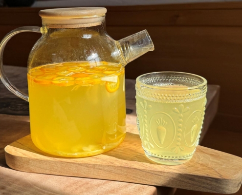 Ingwertee mit Zitrusfrüchten|Ingwertee|Ingwer-Zitrus-Tee|frischer Ingwertee|Zitrusfrüchte|Erkältungszeit|Erkältungssaison|Immunbooster|Immunsystem|Orange|Ingwer|Kumquats|Zitrusfrüchte|leicht|einfach|schnell|Rezept|Tee|Utas Glücksküche|Glücksküche